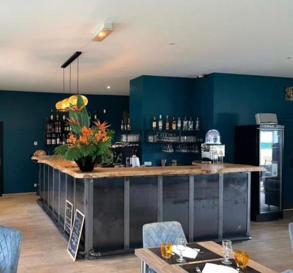 Bar professionnel en bois de c&egrave;dre et fer