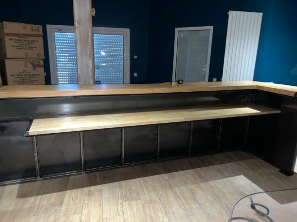 Annonce Bar professionnel en bois de c&egrave;dre et fer