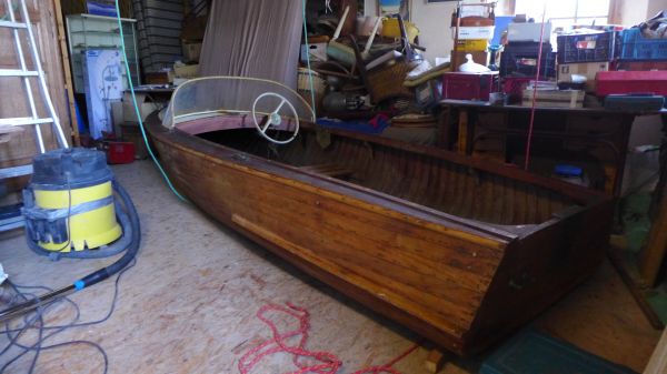 Bateau hors bord en acajou vernis