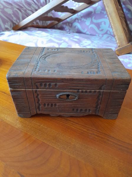 Boite &agrave; bijoux en bois