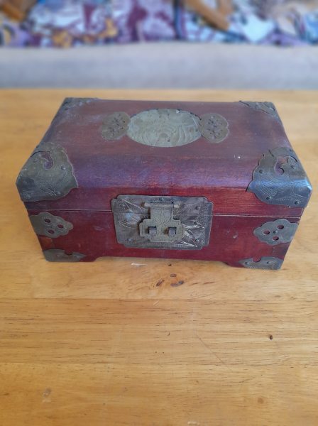 Boite &agrave; bijoux en bois et laiton