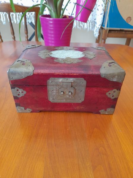 Boite &agrave; bijoux en bois et laiton