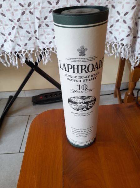 Boite carton et m&eacute;tal vide whisky laphroaig