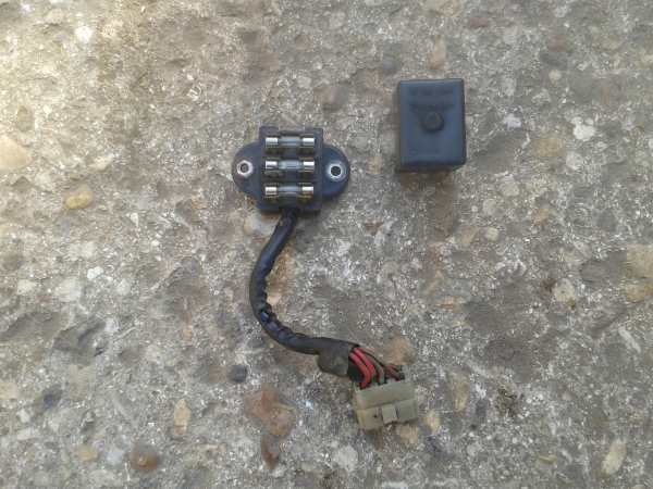 Boite fusible type g honda cb 750 four 1978 pas cher