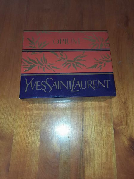 Annonce Boite publicitaire vide en carton yves saint laure