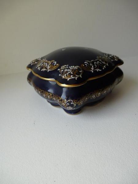 Bonbonni&egrave;re en porcelaine