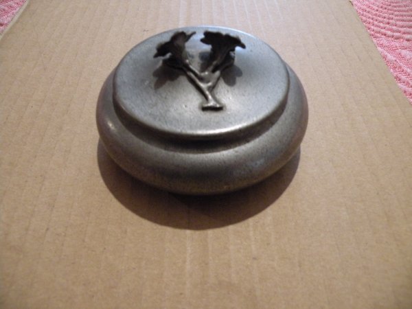 Bonbonni&egrave;re ou bo&icirc;te &agrave; bijoux en &eacute;tain