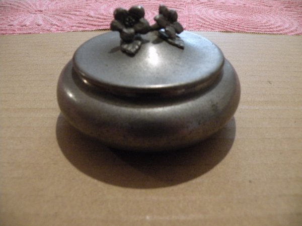 Annonce Bonbonni&egrave;re ou bo&icirc;te &agrave; bijoux en &eacute;tain