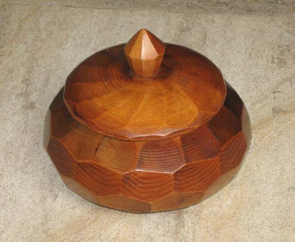 Bonbonni&egrave;re vintage en bois vernis