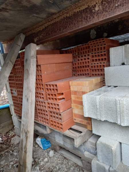 Briques, agglos, blocs à bancher pas cher