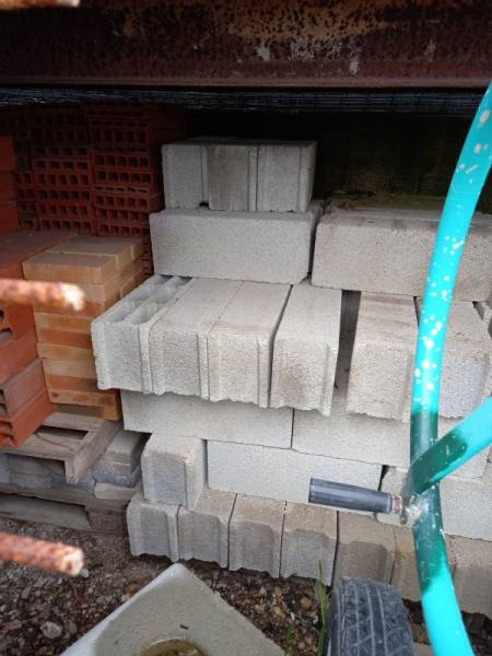 Annonce Briques, agglos, blocs à bancher