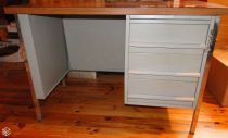 Bureau 3 tiroirs + table d'angle trap&eacute;zo&iuml;dale