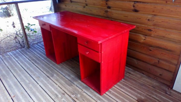 Bureau en bois couleur rouge
