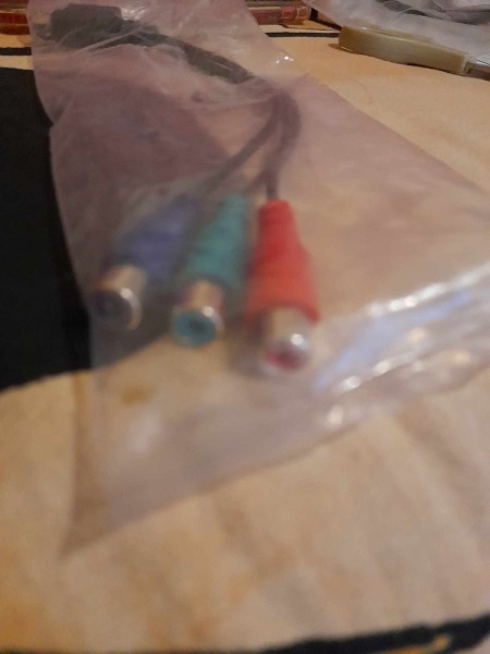 Vente C&acirc;ble / cordon s-video 7 broches  vers 3 rca