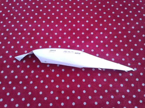 Cache lat&eacute;ral dr scooter suzuzuki 125 sixteen 2014