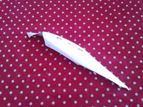 Cache lat&eacute;ral dr scooter suzuzuki 125 sixteen 2014 pas cher