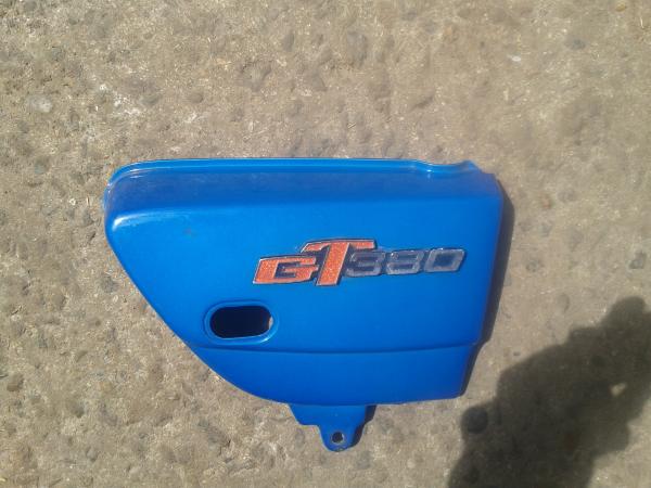Cache latéral droit  bleu foncé  suzuki gt 380