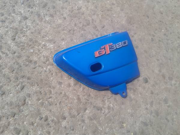 Vente Cache latéral droit  bleu foncé  suzuki gt 380