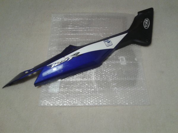 Cache lat&eacute;ral droit honda 125 cbr 2005