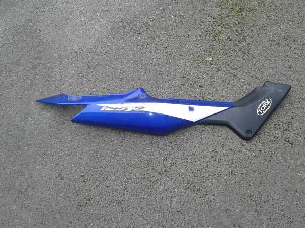 Cache latéral droit honda 125 cbr 2006