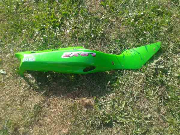 Cache lat&eacute;ral droit kawasaki zx6r 1997