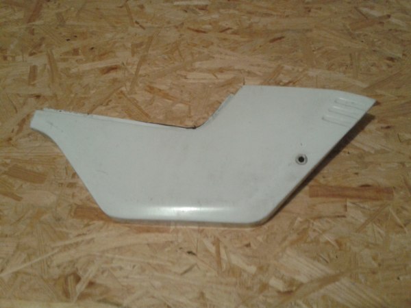 Cache lat&eacute;ral droit suzuki 1100 esd 1986