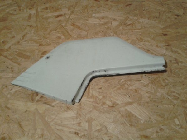 Annonce Cache lat&eacute;ral droit suzuki 1100 esd 1986