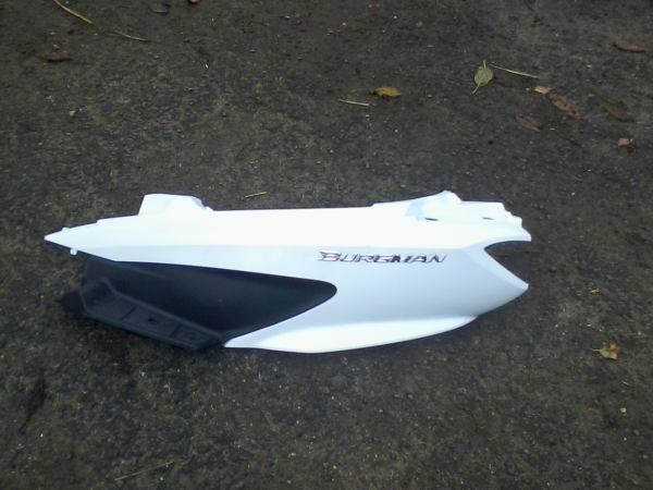 Cache lateral droit suzuki 125 burgman 2013