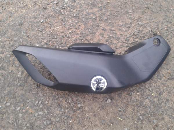 Cache latéral droit yamaha 700 mt07 2020