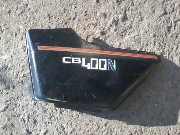 Cache lat&eacute;ral gauche honda 400 cbn 1980