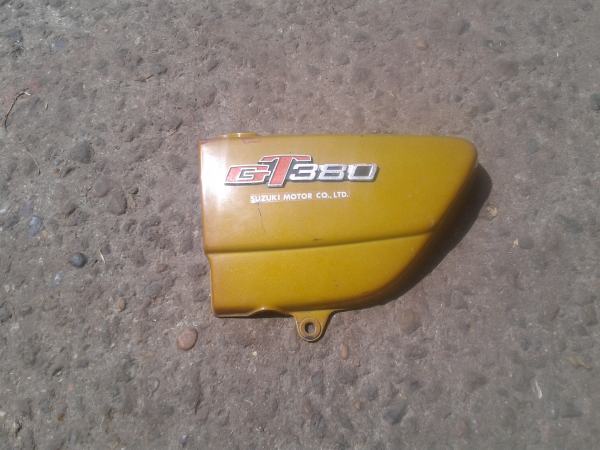 Cache latéral gauche or suzuki 380 gt 1976