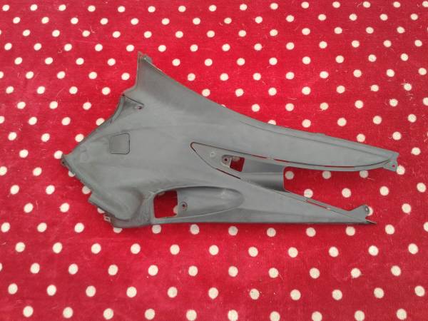 Cache lat&eacute;ral gris scooter suzuki 125 sixteen 2014