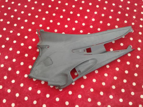 Cache lat&eacute;ral gris scooter suzuki 125 sixteen 2014 pas cher