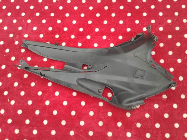 Annonce Cache lat&eacute;ral gris scooter suzuki 125 sixteen 2014