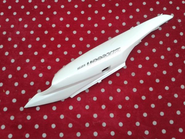 Cache lat&eacute;ral scooter suzuzuki 125 sixteen 2014 pas cher