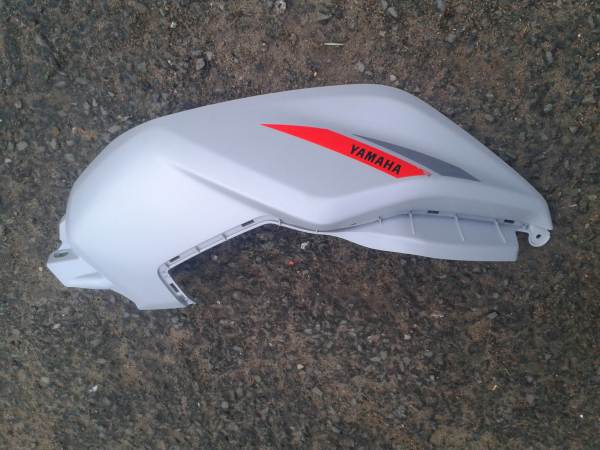 Cache r&eacute;servoir droit yamaha 700 mt07 2020