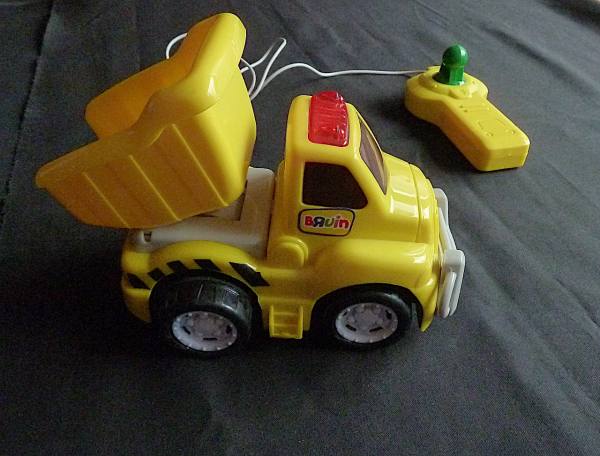 Camion benne et sa manette pour d&eacute;placement