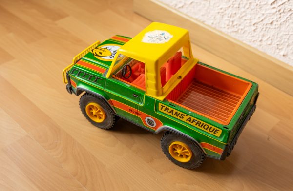 Camion benne et sa manette pour d&eacute;placement pas cher