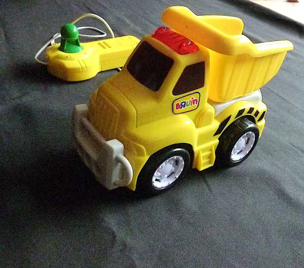 Camion benne et sa manette pour d&eacute;placement