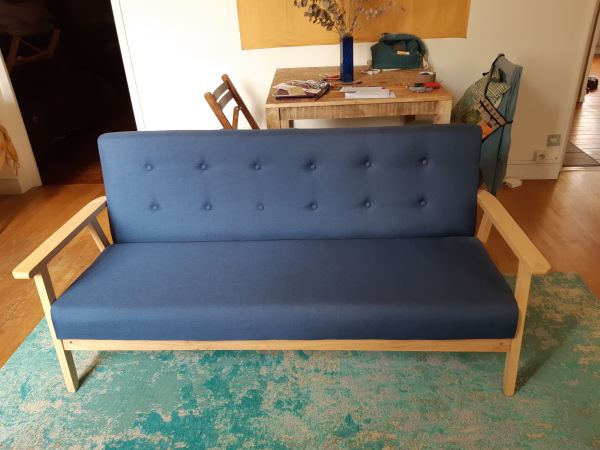 Canapé bleu, bois et tissu