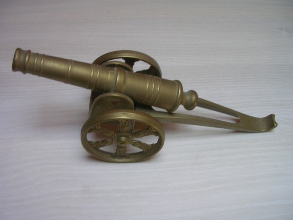 Canon basculant en laiton.