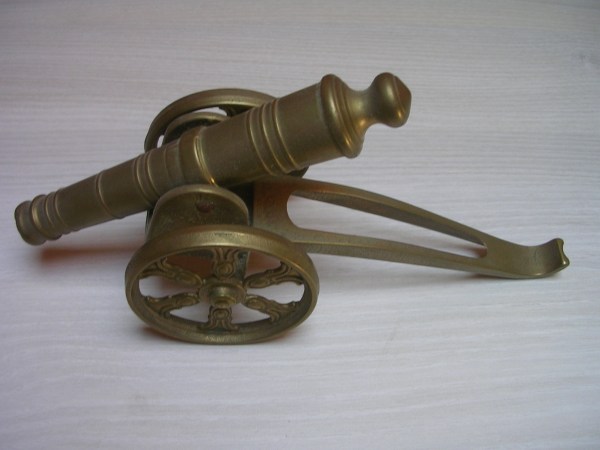 Vente Canon basculant en laiton.