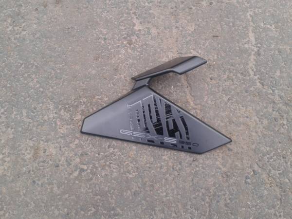 Car&eacute;nage radiateur gauche suzuki 950 gsxs 2024