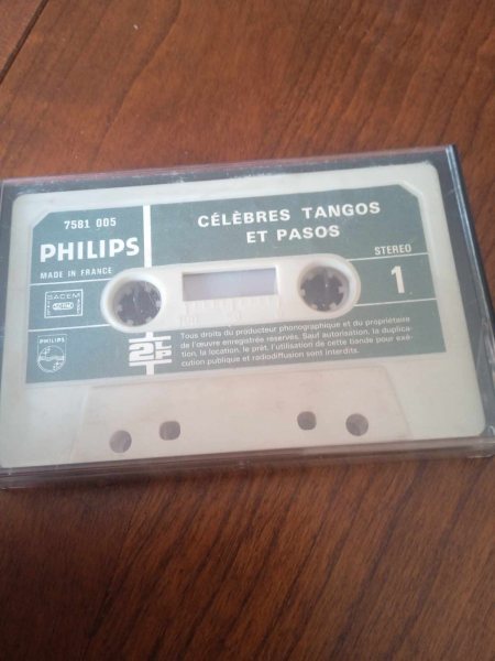Cassette audio " célébres tangos et pasos "
