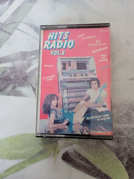Cassette audio " hits radio vol.8 "