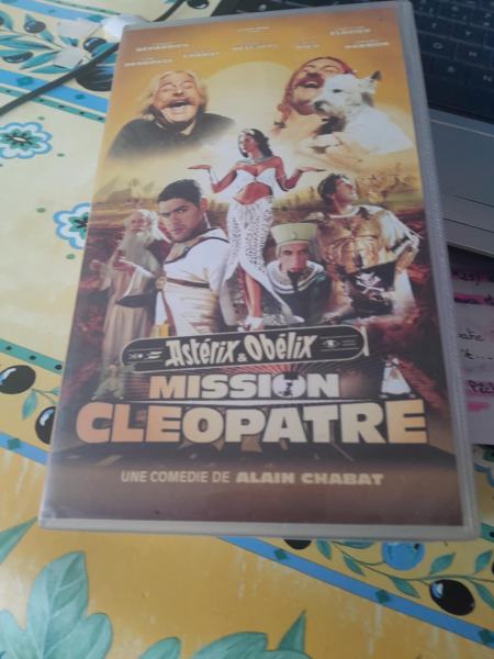 Cassette vhs "  ast&eacute;rix et ob&eacute;lix "