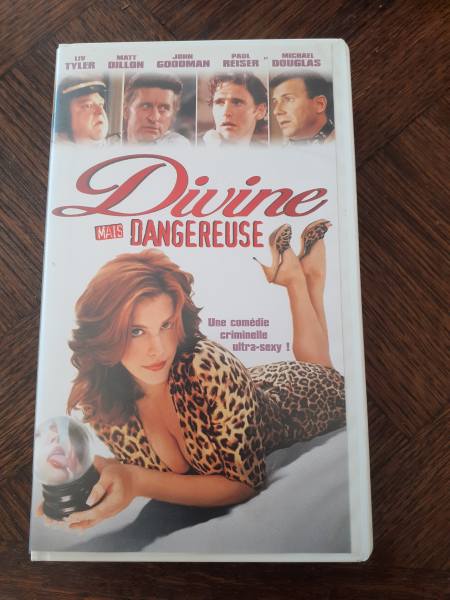 Cassette vhs"divine mais dangereuse"