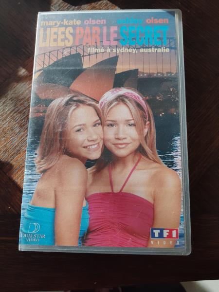 Cassette vhs " li&eacute;es par le secret"