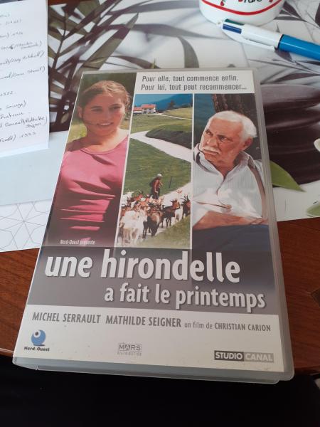Cassette vhs " une hirondelle a fait le printemps"