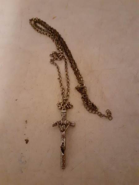 Chaine avec pendentif croix crucifix